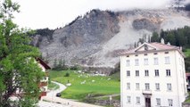 شاهد: انهيار صخري قد يدمر قرية برينز السويسرية