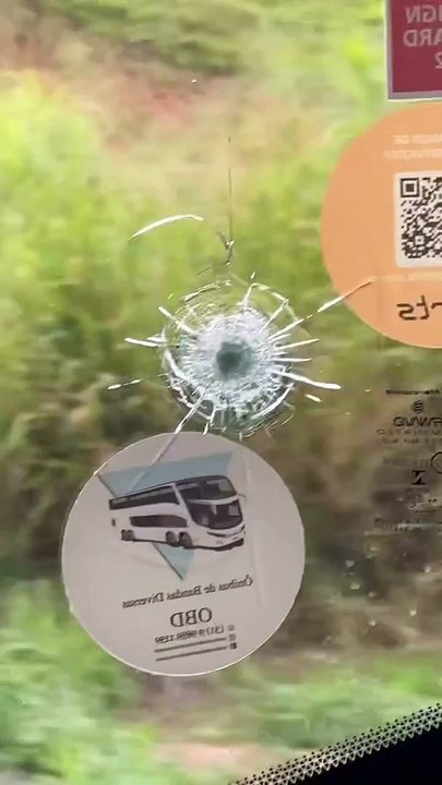 Juliana Bonde mostra marcas de tiro de tentativa de assalto na BR-381, em Minas