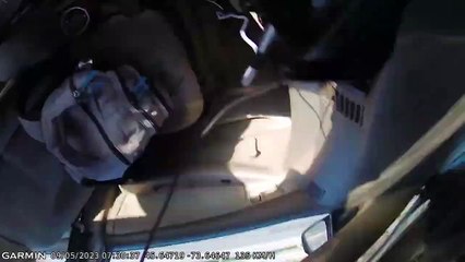 Le capot de voiture s'ouvre sur l'autoroute