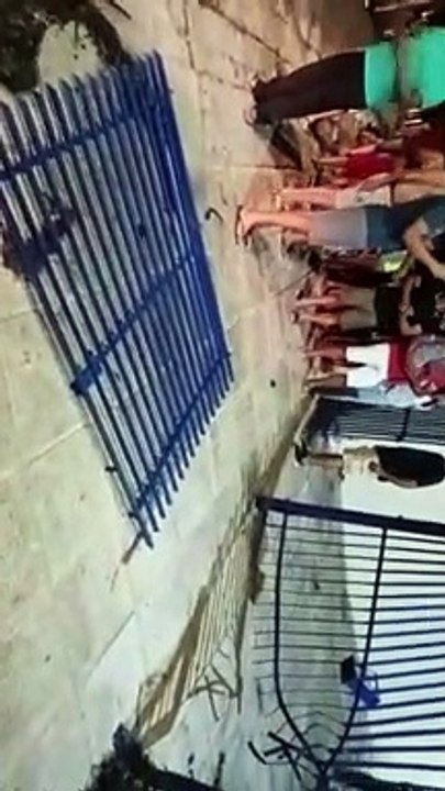 Carro pegou fogo e explodiu no Farol