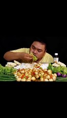 Video herunterladen: Mukbang 1kg stir-fried spicy quail eggs, raw fresh vegetables, eggplant, lettuce, green beans