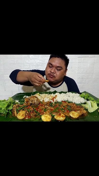 Mukbang stir-fried spicy beef testicles, beef intestines, tripe, edamame jengkol, raw vegetables