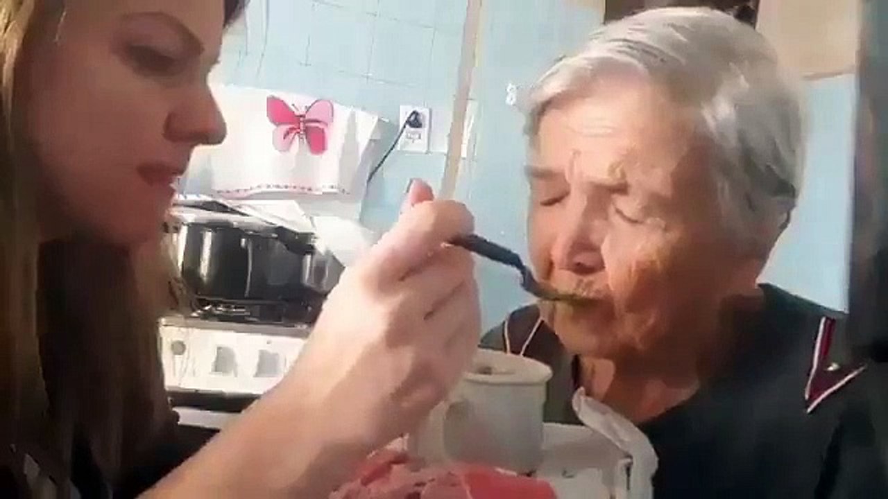 La madre de esta mujer sufre de Alzheimer.  Por primera vez en años, reconoció a su hija, la miró a los ojos y le dijo que la amaba.