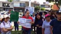 Por falta de pago desde hace 15 días, trabajadores de Chapala se manifiestan afuera de Casa Jalisco