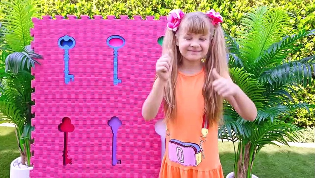 Diana and Roma Help Oliver Escape the Maze! Can They Find the Keys-