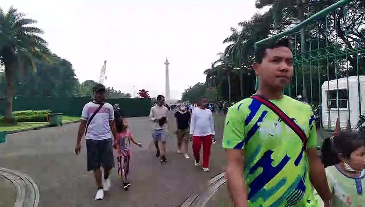 JALAN KE MONAS DARI AIR MANCUR PATUNG KUDA