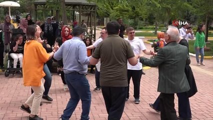 Gönüllerince eğlenen engelliler polis olup devriye attı