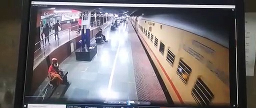 சேலத்தில் ரயிலில் இருந்து தவறி விழுந்தவரை துரிதமாக விரைந்து வந்து காப்பாற்றிய காவலர்