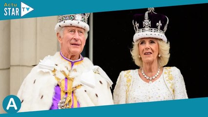 Charles III : On sait enfin ce que le roi a dit à Camilla sur le balcon de Buckingham... et c'est tr