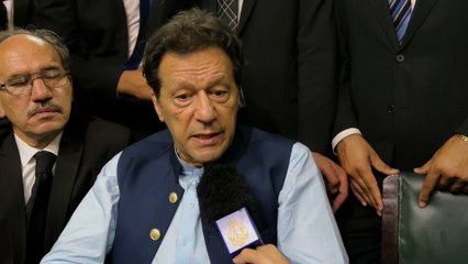 كاميرا الجزيرة ترصد لحظة الإفراج عن رئيس الوزراء الباكستاني السابق عمران خان في إسلام آباد