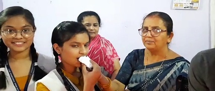 पत्रिका कार्यालय पहुंचे मेधावी छात्र-छात्राएं,कैंडल जलाकर व केक काटकर मनाई खुशियां