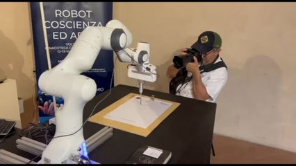 Scienza, robot di Scuola Sant'Anna dipinge ritratti