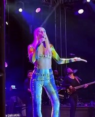 Gülşen de konserinde akıma dahil oldu