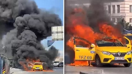 Eminönü'nde taksi alev alev yandı