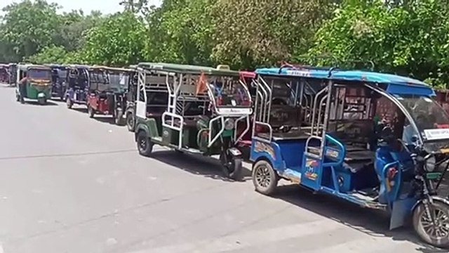 ई-रिक्शा चालक से पुलिसकर्मी ने की हाथापाई, एसपी ऑफिस पर हुआ इस कदर तमाशा !
