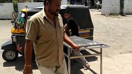 असंवेदनशीलता - किसी ने नहीं की मदद, बेहोश बहन को स्ट्रेचर पर खुद ले गया भाई