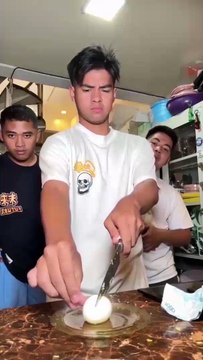 Tiktok'ta yeni akım: Patlayan yumurta! Kafasına saksı takan bile var!