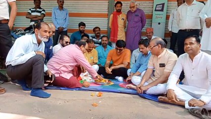 क्षतिग्रस्त रोड के डामरीकरण के लिए कलेक्टर ने किया भूमिपूजन