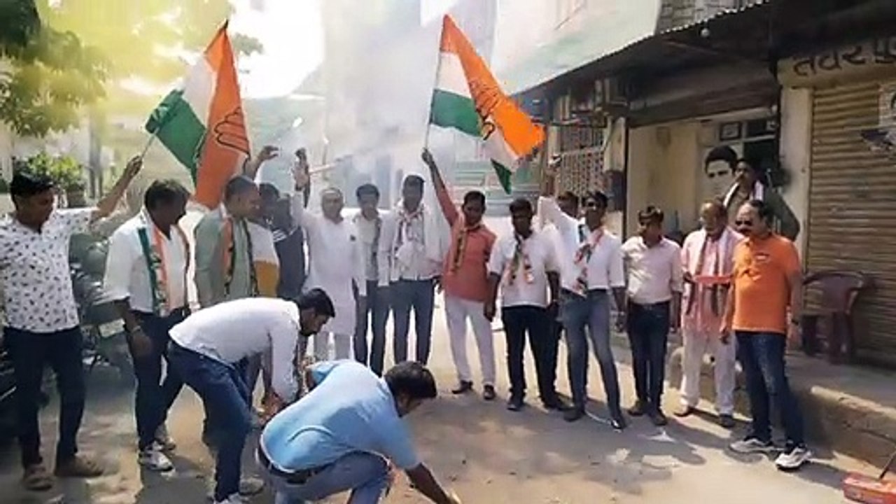 Video: कांग्रेस ने कर्नाटक में जीत पर चलाए पटाखे, बांटी मिठाई
