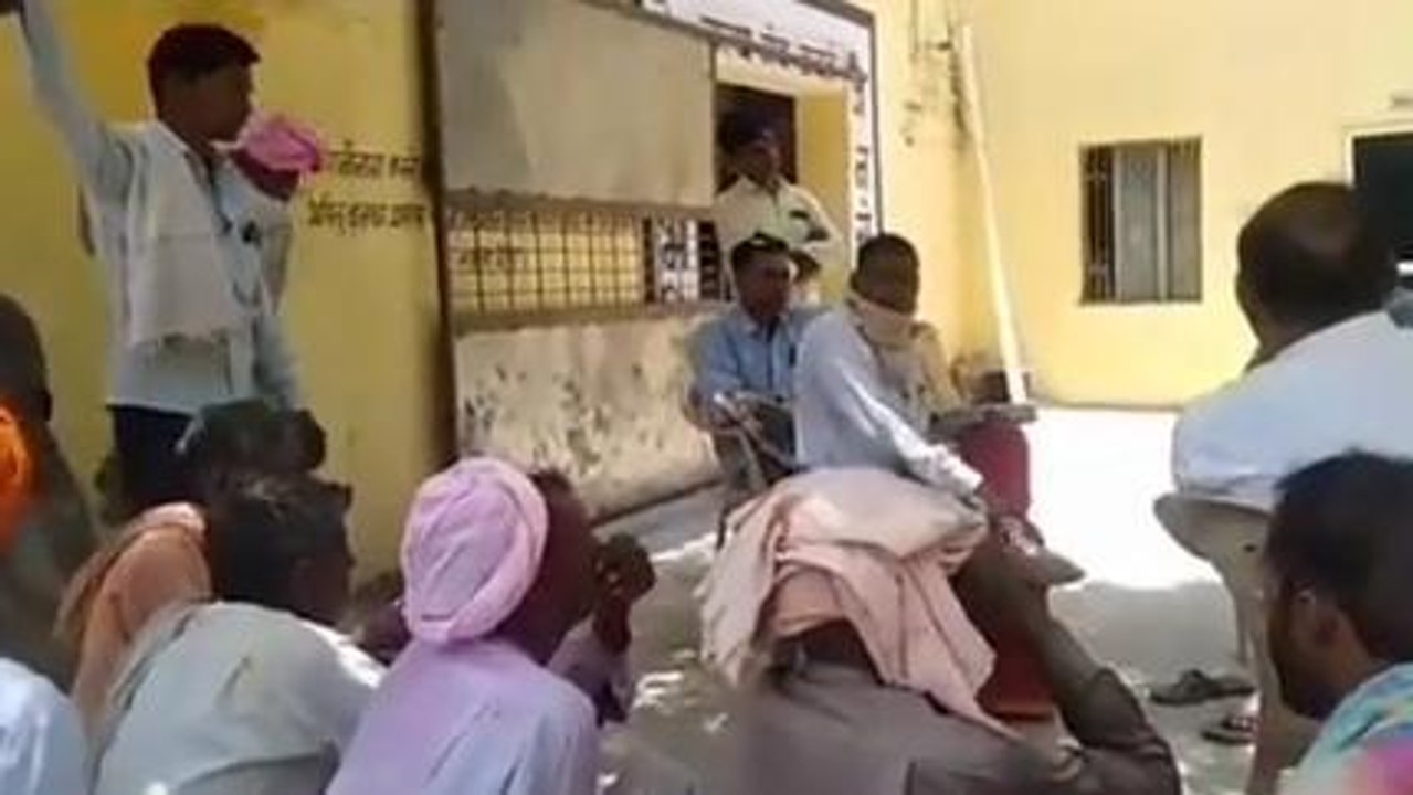 मुरैना: शिव मंदिर से चोरी का मामला, ग्रामीणों ने किया थाने का घेराव