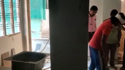 ब्रेकिंग न्यूज़: पुलिस ने 1 करोड़ का घर गिराया - देखें वीडियो