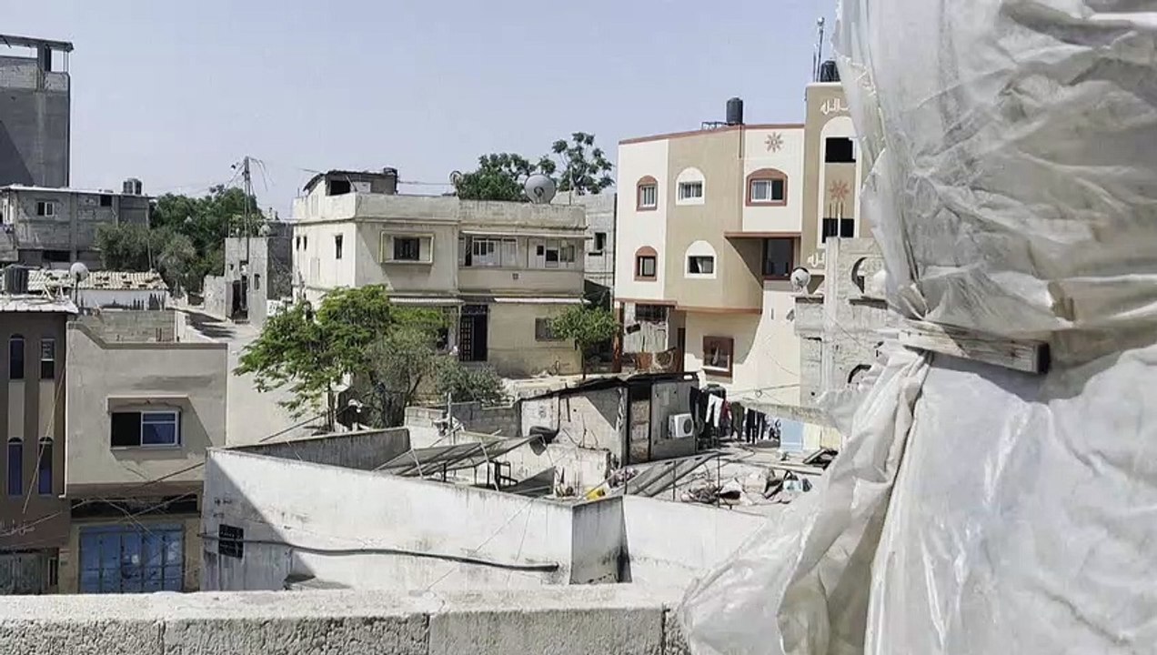 لحظة استهداف مبنى في غزة بضربة جوية إسرائيلية