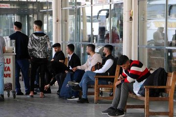 Otogar ve havaalanlarında seçim yoğunluğu