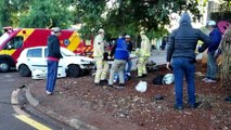 Forte colisão entre moto e Clio deixa motociclista ferido no Santa Cruz