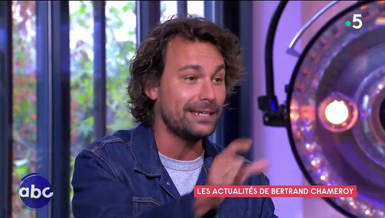 "C à vous" à Cannes" : Anne-Élisabeth Lemoine et Bertrand Chameroy tournent une bande-annonce à la piscine