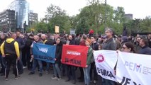 Decenas de miles de serbios protestan en Belgrado contra los tiroteos masivos y contra la violencia