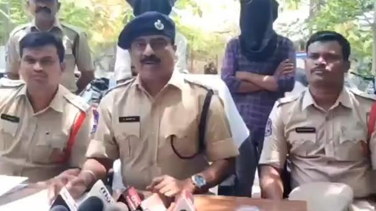 చొప్పదండి: బజాజ్ షోరూమ్‌లో 30 బైక్స్ చోరీ కేసు ఛేదించిన పోలీసులు