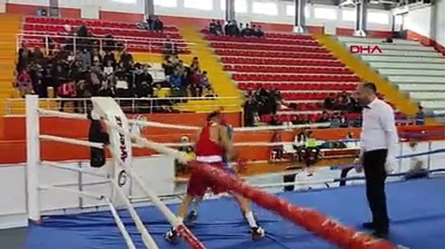 Torununun boks maçını izlemek için tekerlekli sandalye ile salona geldi