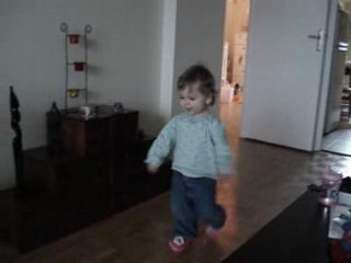 Sofia trotte dans apt Nogent