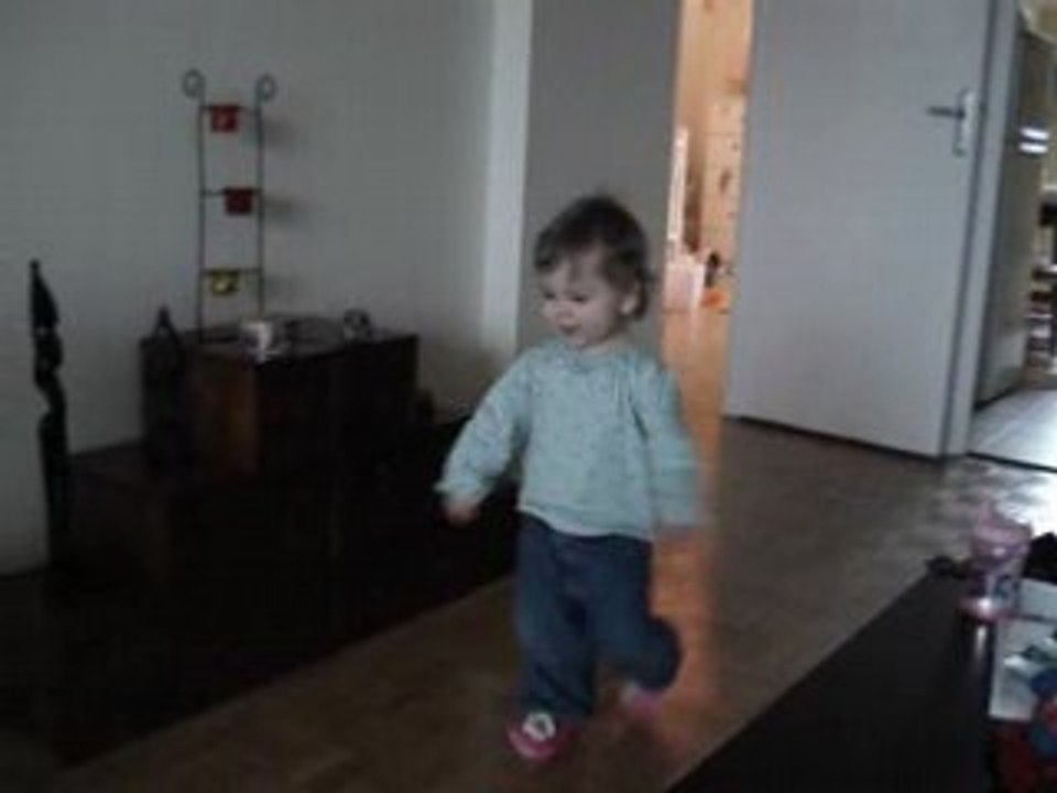 Sofia trotte dans apt Nogent