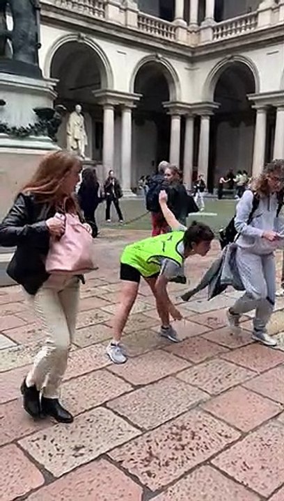 Milano, le acrobazie di 5000 studenti dell'Accademia di Brera a caccia di spazi