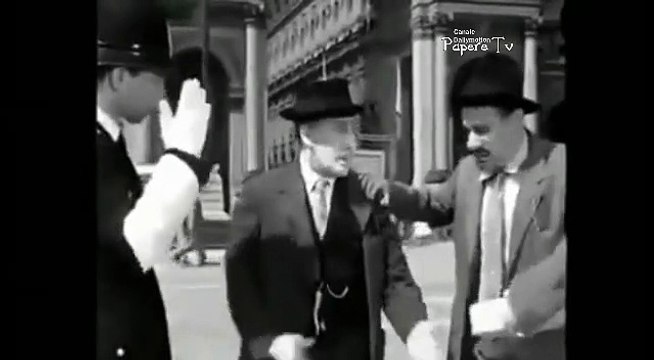 Totò, Peppino e la malafemmina - IL VIGILE URBANO - Totò e Peppino De Filippo