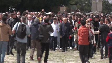 Kılıçdaroğlu, Anıtkabir Ziyareti Sırasında Çocuklarla Heyecanlandı