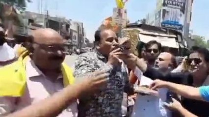 बैतुल: कांग्रेस के कार्यकर्ताओं में खुशी का माहौल, एक दूसरे को बांटी मिठाइयां