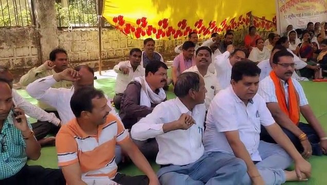स्वास्थ्य कर्मचारियों ने धरना स्थल पर किया हनुमान चालीसा पाठ