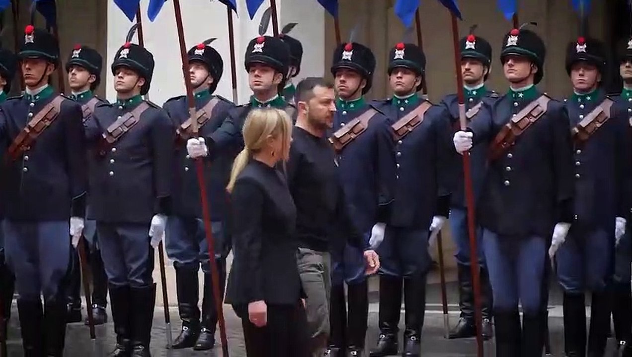 Meloni accoglie Zelensky, l'abbraccio a Palazzo Chigi - Video
