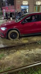 Massimo Boldi in auto incastrato tra le rotaie del tram a Milano. Il video è virale