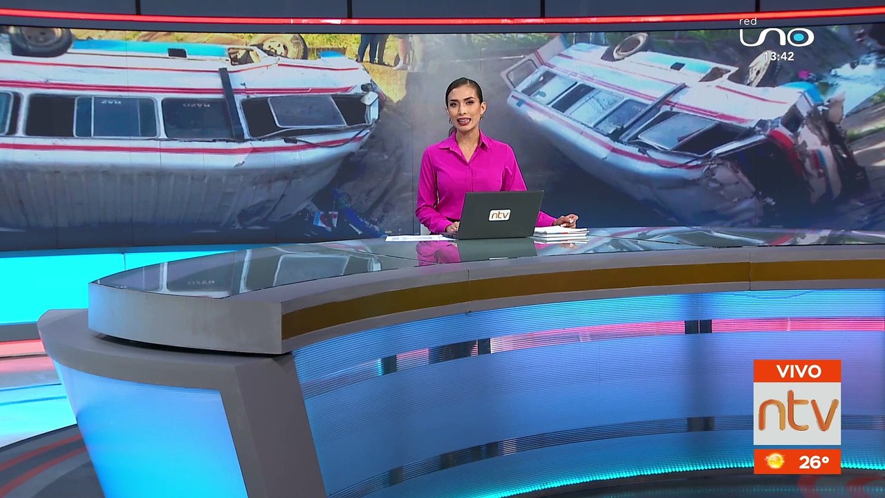 Se reportan 7 personas heridas después de que un micro cayera a un canal lleno de pasajeros