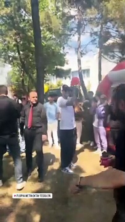 Galatasaray Başkanı Dursun Özbek, "Fener Ağlama" müziğine eşlik etti!