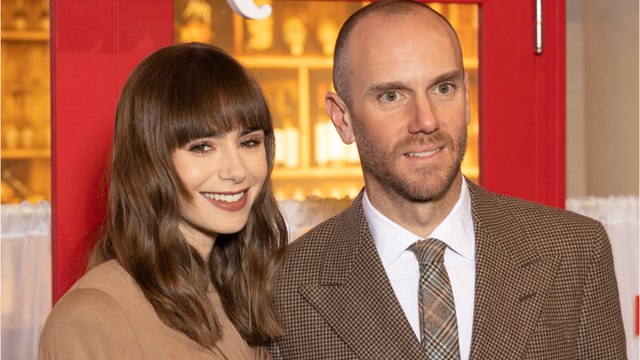 VOICI : Lily Collins (Emily in Paris) : ses bagues de fiançailles et de mariage dérobées lors d’un cambriolage