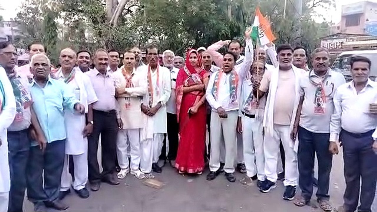 कांग्रेस कार्यकर्ताओं ने आतिशबाजी कर खुशी जताई