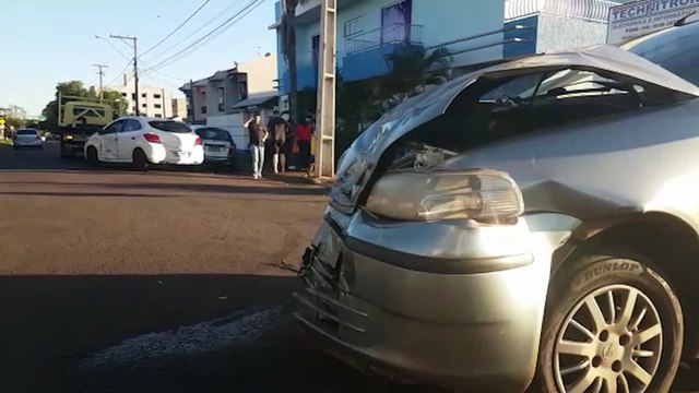 Forte acidente entre três veículos é registrado no bairro Coqueiral