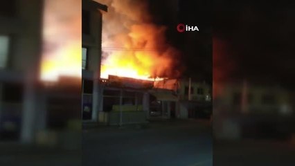Sakarya'da 2 katlı ahşap evde yangın: Alevler geceyi aydınlattı