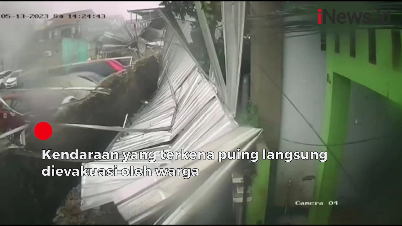 Angin Kencang, Atap Gedung Parkir Roboh Terekam CCTV di Kramat Jati