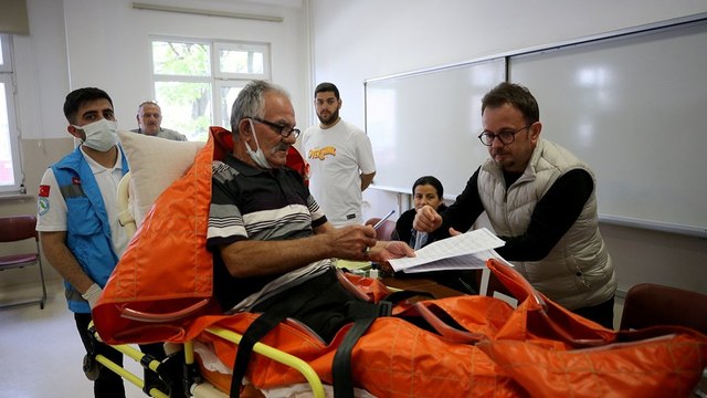 Oy kullanmaya sedyeyle geldi