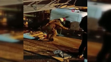 Tuzla'da damperi açık kalan tır EDS direğine çarpıp devrildi
